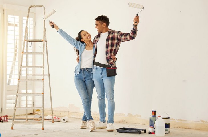 Par der maler deres hjem